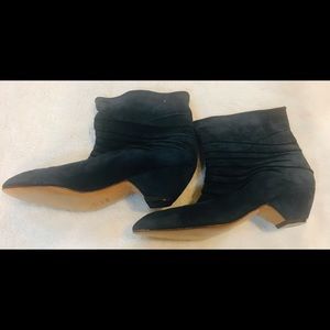 NWOT NAVY SUEDE LOW HEELED BOOTS.